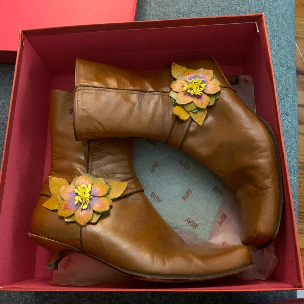 Blay Cuoio leather flower boots